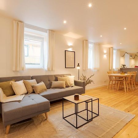The Yellow House Spacious Duplex In Prazeres District Lisboa Екстериор снимка