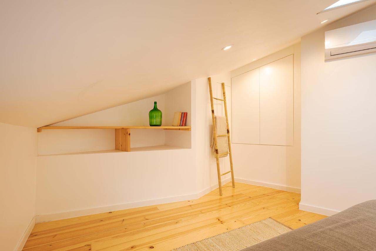 The Yellow House Spacious Duplex In Prazeres District Lisboa Екстериор снимка
